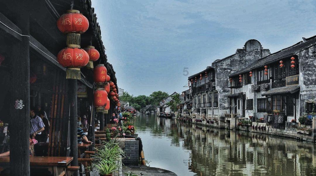 水草交融的舞台背景